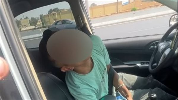 بالفيديو.. سائق يفقد الوعي بعد تعاطي المخدرات والراكب ينقذ نفسه من الموت